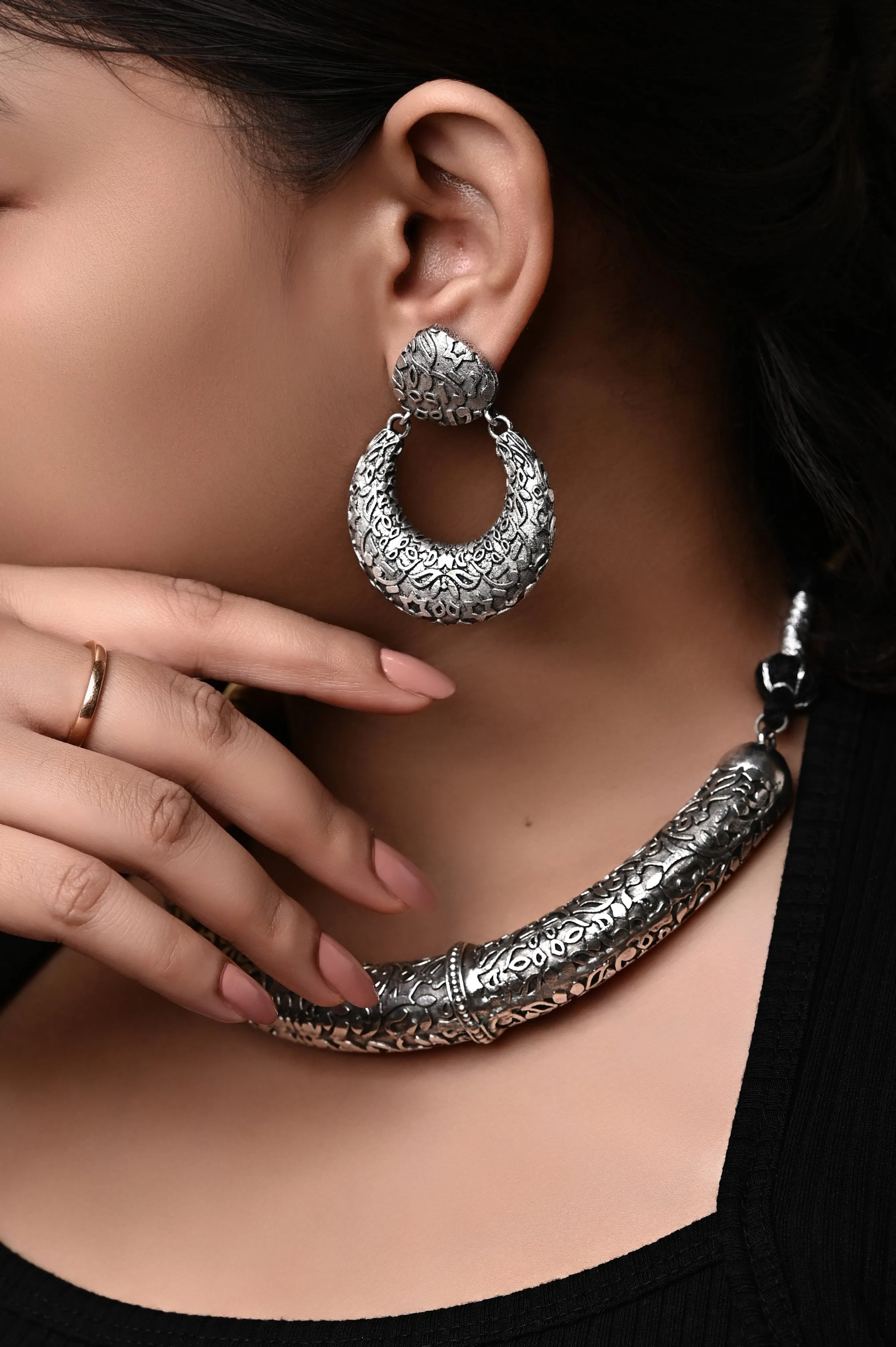 Silver Metal Boho Style Hansuli Necklace Set
